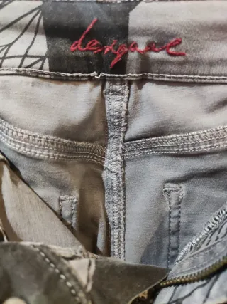 Pantalón vaquero estampado