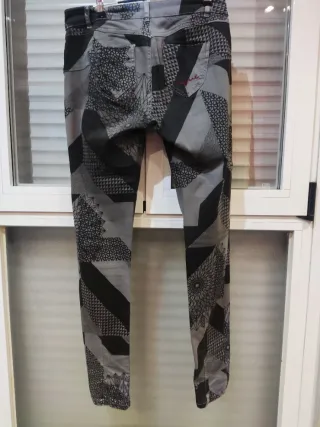 Pantalón vaquero estampado