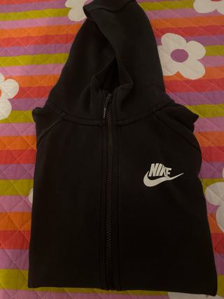 Chaqueta Nike Negra con Capucha. Talla XL niño 158