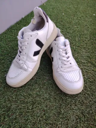 Zapatillas Veja Blancas y Negras