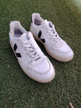 Zapatillas Veja Blancas y Negras