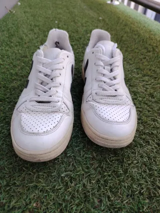 Zapatillas Veja Blancas y Negras