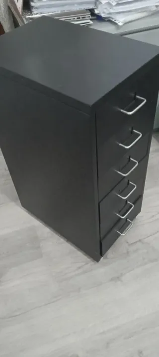 Mueble de oficina con cajones negro