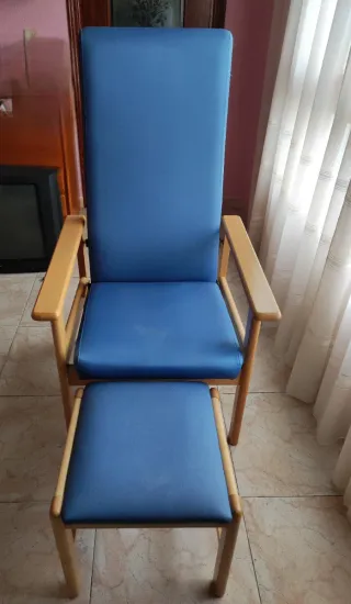 Sillón geriátrico azul con reposapiés