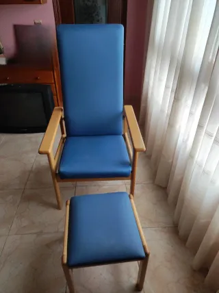 Sillón geriátrico azul con reposapiés