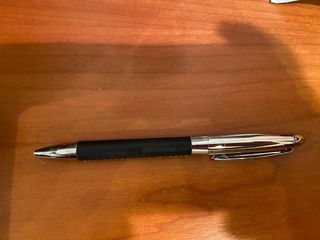 Bolígrafo elegante negro y plateado