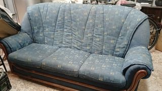 Sofá azul con estampado floral