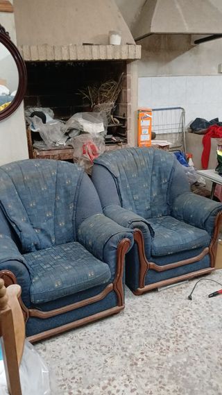 Sofá azul con estampado floral