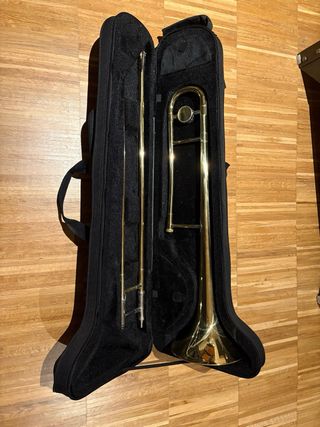 Trombón de varas con funda y sordina.