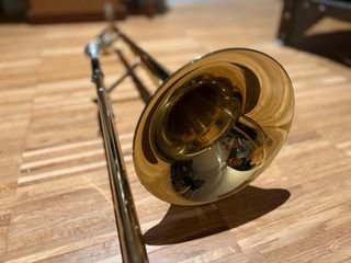 Trombón de varas con funda y sordina.