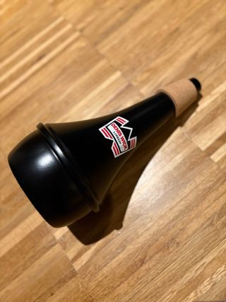 Trombón de varas con funda y sordina.