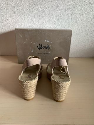 Sandalias cuña beige talla 37 de Vidorreta nuevas