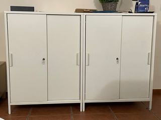 Armarios de oficina metálicos blancos con estanter