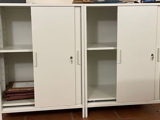 Armarios de oficina metálicos blancos con estanter