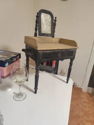 Mueble tocador antiguo pequeño