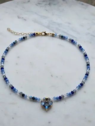 Collana fatta a mano con ciondolo cuore blu