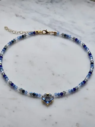 Collana fatta a mano con ciondolo cuore blu