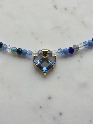 Collana fatta a mano con ciondolo cuore blu