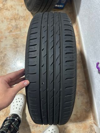 Rueda 15 4X100 Kumho 185/65 con tapacubos Renault