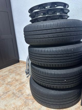 Rueda 15 4X100 Kumho 185/65 con tapacubos Renault