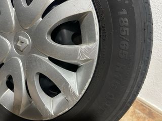 Rueda 15 4X100 Kumho 185/65 con tapacubos Renault