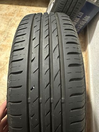 Rueda 15 4X100 Kumho 185/65 con tapacubos Renault