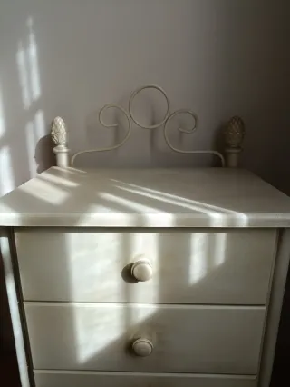 Mesita de noche beige envejecida