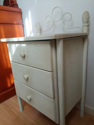 Mesita de noche beige envejecida