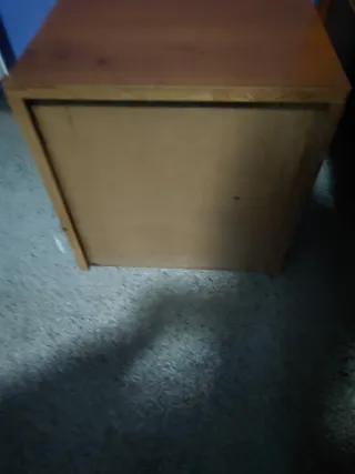 Mesita de noche de madera con 3 cajones