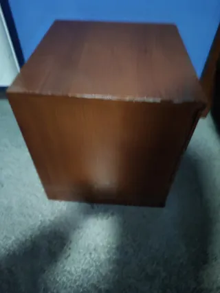 Mesita de noche de madera con 3 cajones