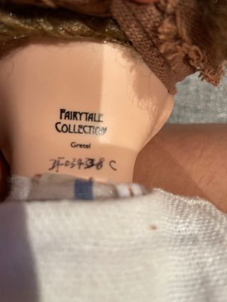 Muñeca de porcelana Colección Fairytale- Gretel