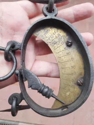 Antigua báscula de pescadero. Medialuna.