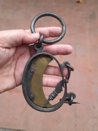 Antigua báscula de pescadero. Medialuna.