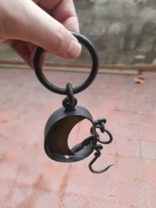 Antigua báscula de pescadero. Medialuna.