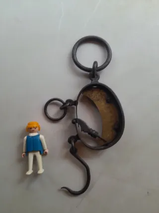 Antigua báscula de pescadero. Medialuna.