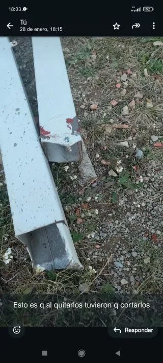 Puerta corredera metálica blanca