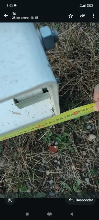 Puerta corredera metálica blanca