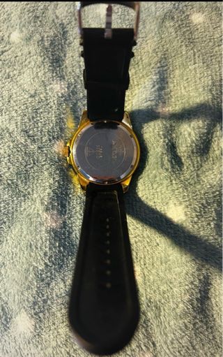 Reloj Guess Dorado y Negro