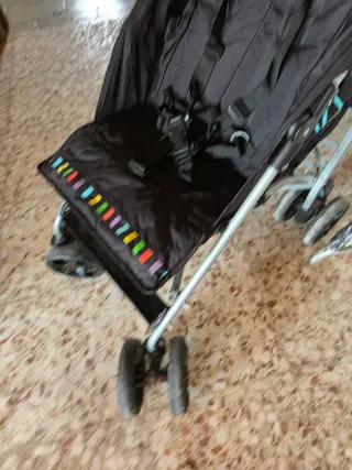 Carrito de bebé negro