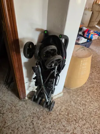 Carrito de bebé negro