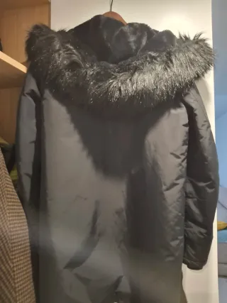 Abrigo negro mujer con capucha