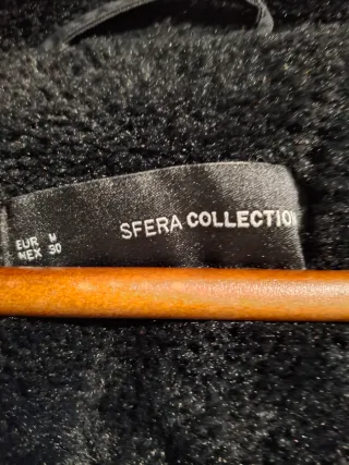 Abrigo negro mujer con capucha