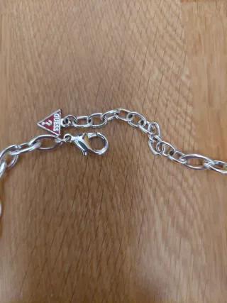 Collar Guess plateado con brillantes