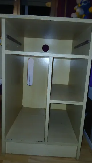 Escritorio de madera marrón.