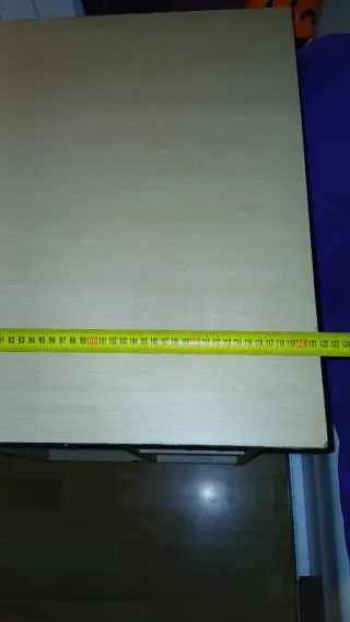 Escritorio de madera marrón.