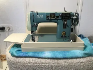 Máquina de coser Alfa antigua con mesa