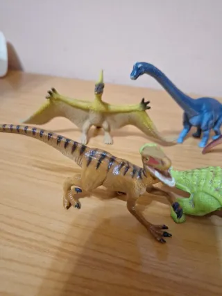 5 dinosaurios de juguete de plástico
