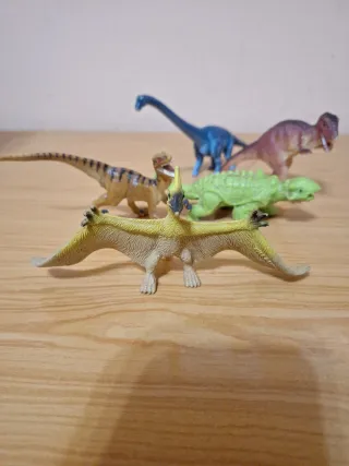 5 dinosaurios de juguete de plástico