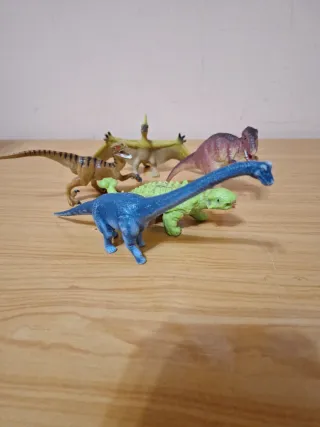5 dinosaurios de juguete de plástico
