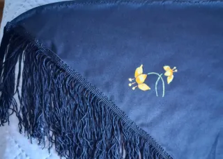 Mantoncillo negro con flores amarillas.